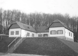 Az 1941. október 2-án felavatott és átadott MAORT-kultúrház. (MOGIM gyűjteménye)