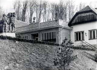 A Déryné kultúrház homlokzata az 1960-as években. (Bajzik Zsolt gyűjteménye)